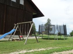 Spielplatz mit Schaukel und Rutsche auf dem Hof