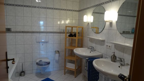 Badezimmer der Ferienwohnung Haus mit Badewanne