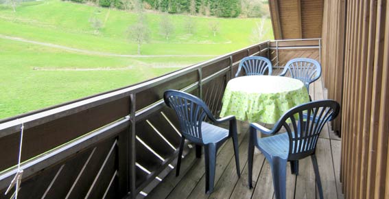 Großer Balkon der Ferienwohnung Haus mit Sitzgruppe