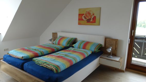 Schlafzimmer mit Doppelbett in der Ferienwohnung Haus