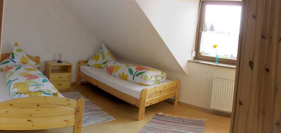 Schlafzimmer mit zwei Einzelbetten in der Ferienwohnung Haus