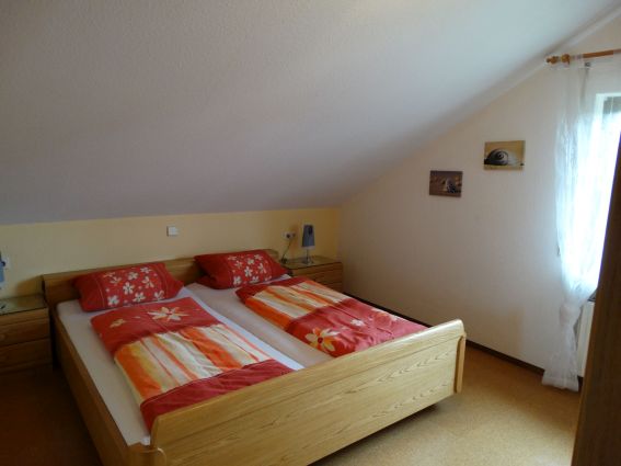 Erstes Schlafzimmer mit Doppelbett in der Ferienwohnung Kirsche
